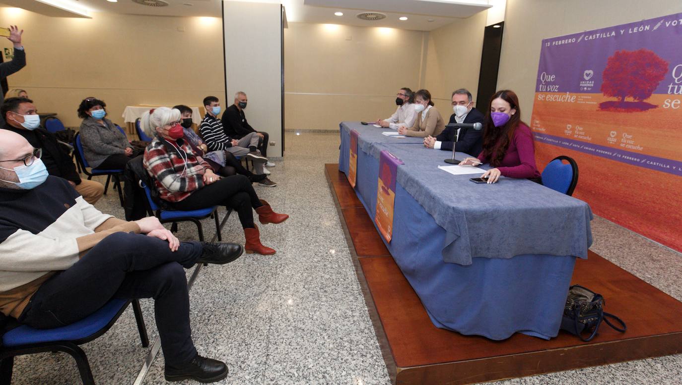 El secretario de Estado para la agenda 2030, Enrique Santiago, junto al número uno y dos de Unidas Podemos a las Cortes por León, Sixto Martínez, y Pilar Martínez, y la concejal de Unidas Podemos en el Ayuntamiento de Ponferrada, Lorena González, durante el mitin de esta mañana en Ponferrada