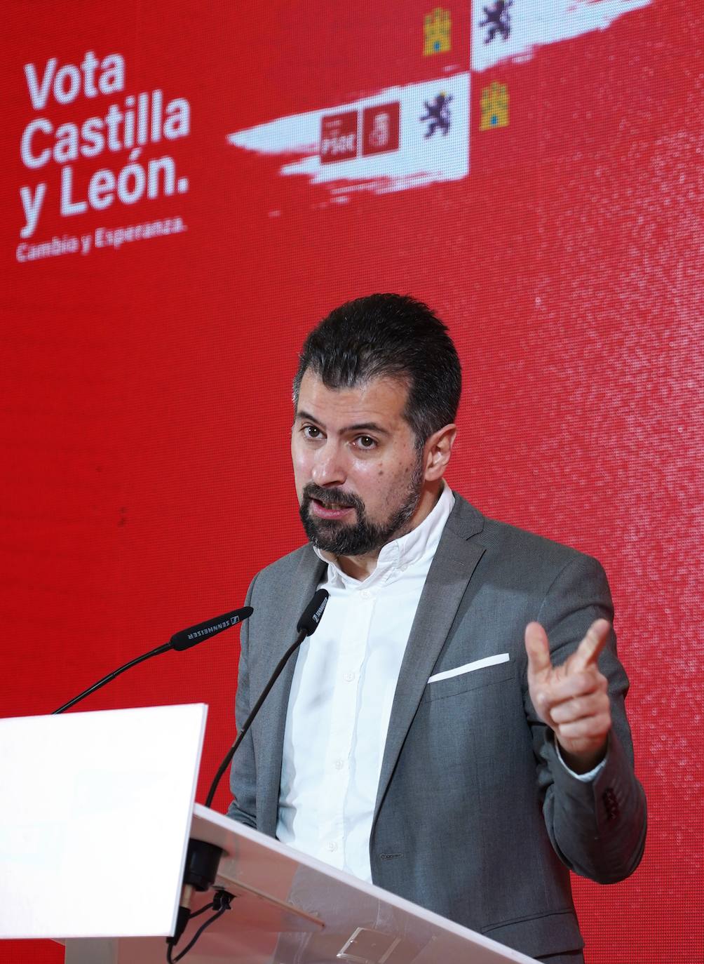 Acto político del PSOE en Medina del Campo (Valladolid) con el secretario del partido en la localidad, Luis Manuel Pascual; la cabeza de lista por la provincia, Patricia Gómez; el secretario provincial Óscar Puente; la exvicepresidenta Carmen Calvo y el candidato a la Presidencia de la Junta, Luis Tudanca..