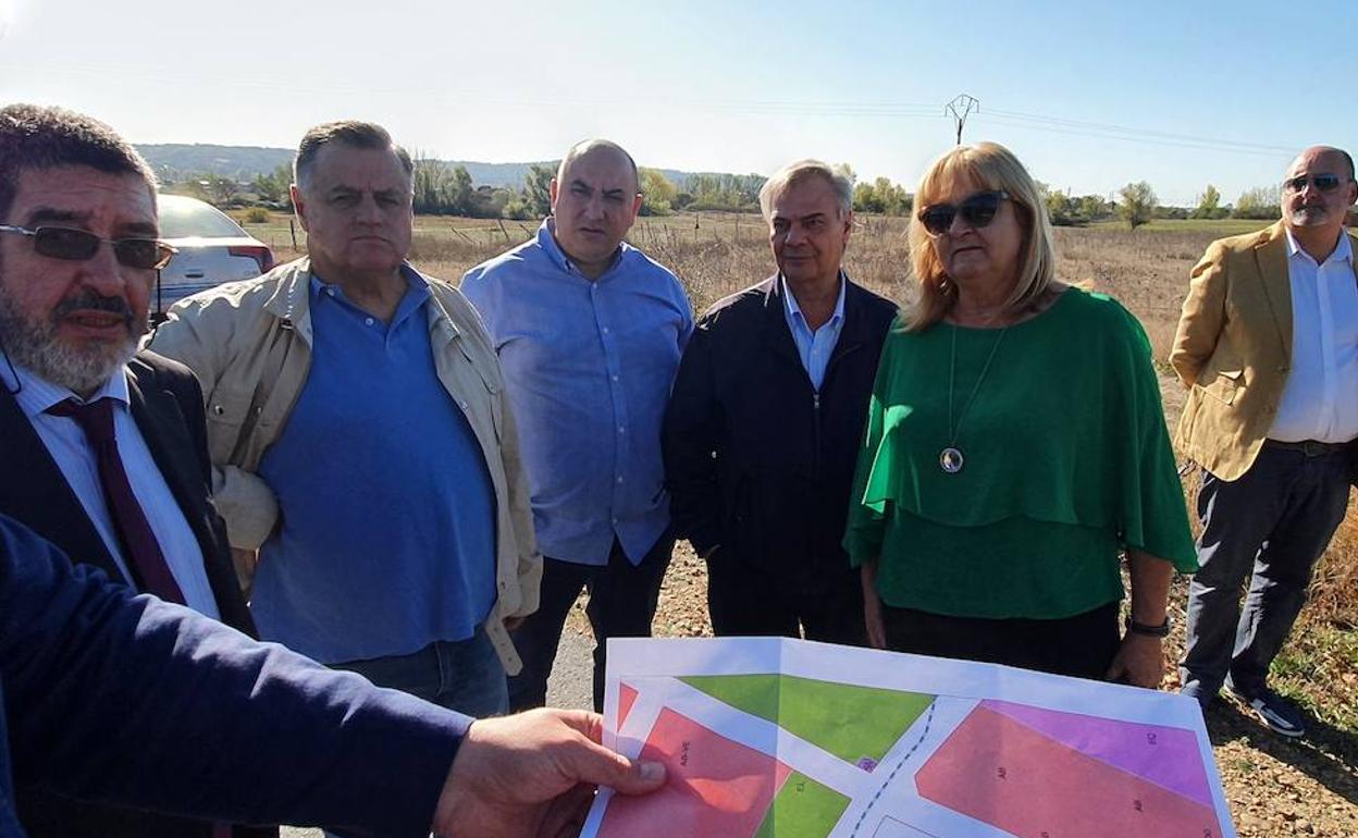 Foto de archivo de la visita con director general de Sanidad, Mitadiel, a los terrenos.