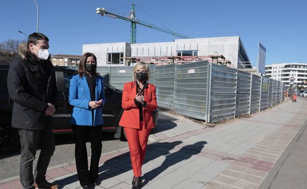 Visita de las exconsejeras de Ciudadanos y el procurador en Cortes a las obras del centro de salud del Ejido, en la capital leonesa.