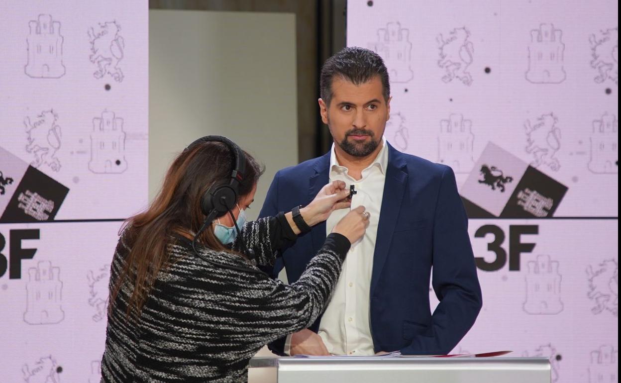 Luis TUdanca, durante la preparación del debate. 