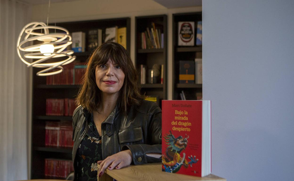 Mavi Doñate acaba de entregar a la imprenta 'Bajo la mirada del dragón'.