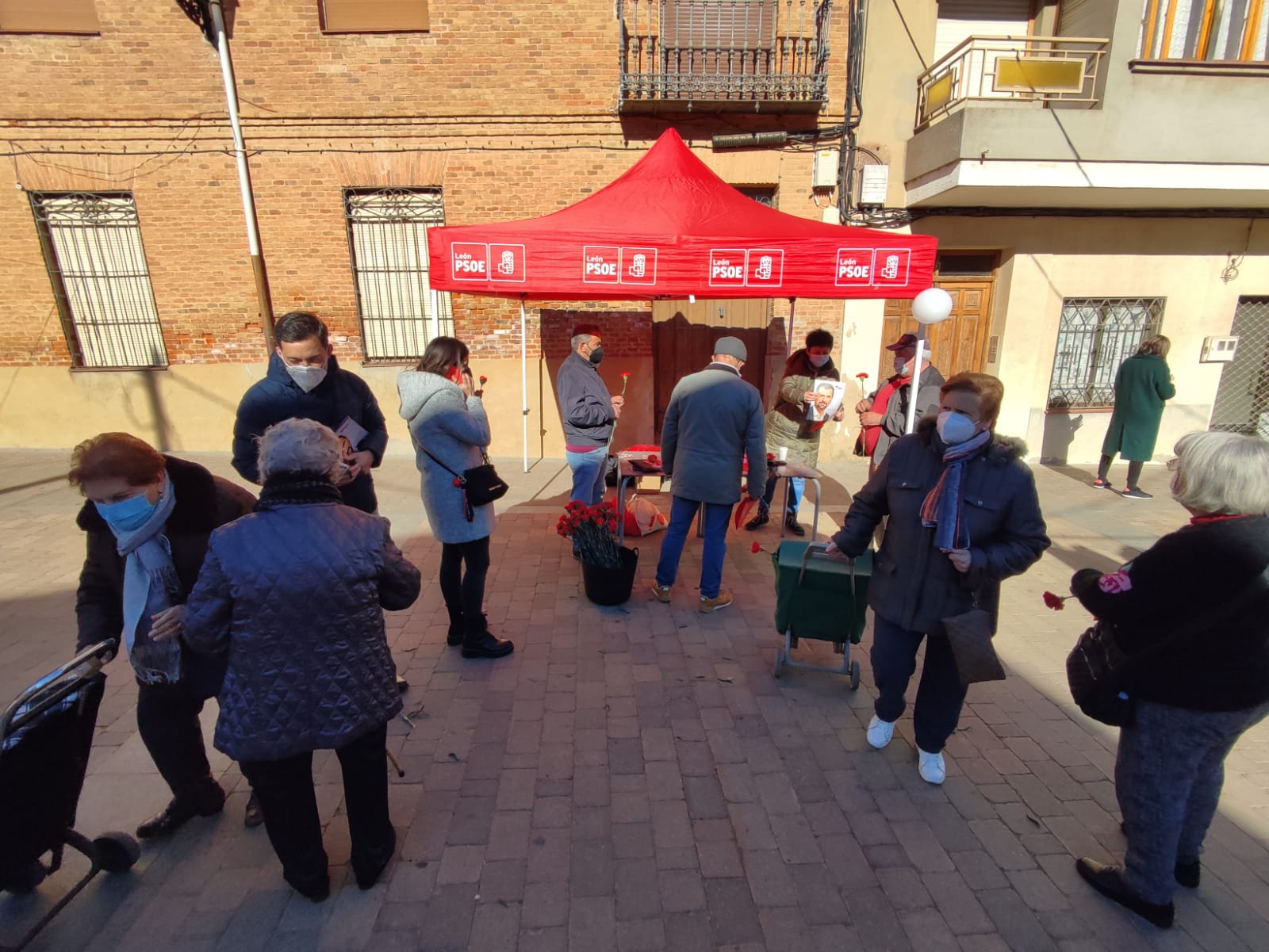 La candidatura del PSOE de León a las Cortes autonómicas, capitaneada por la cabeza de lista Nuria Rubio, ha comenzado la semana en el mercado de Valderas 