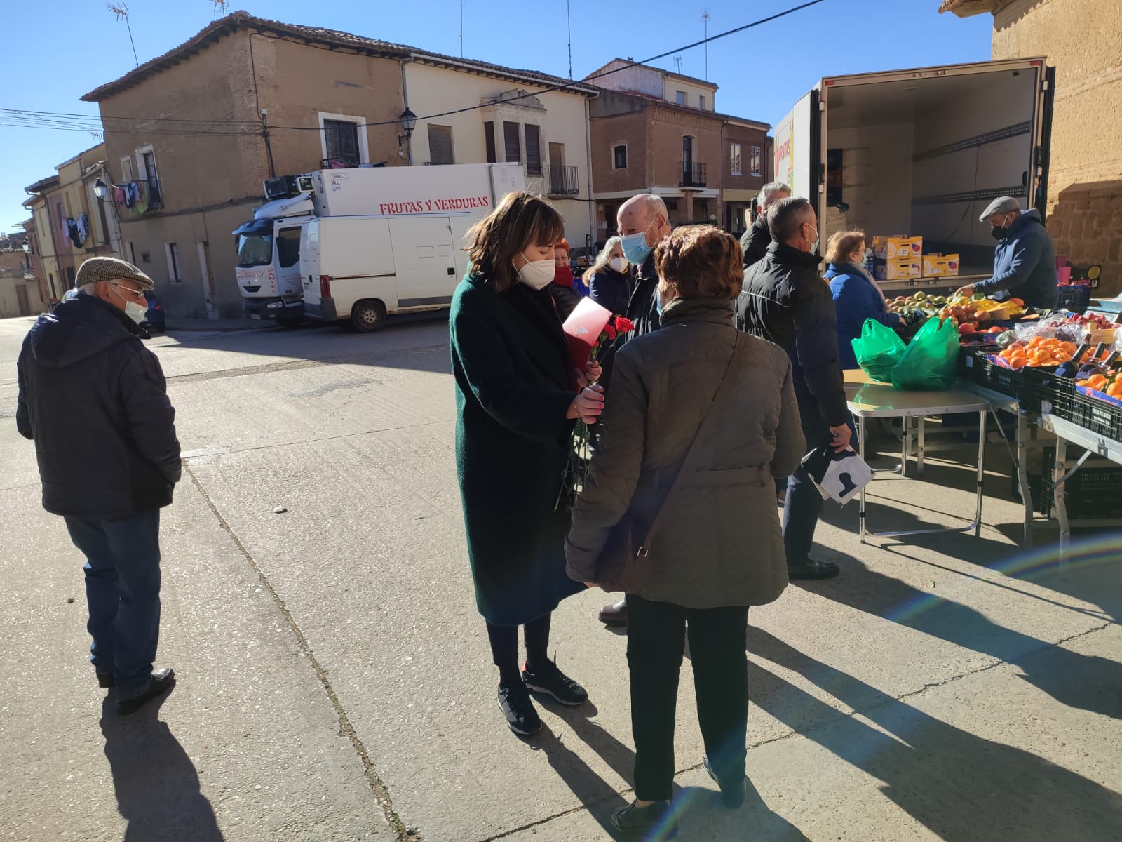 La candidatura del PSOE de León a las Cortes autonómicas, capitaneada por la cabeza de lista Nuria Rubio, ha comenzado la semana en el mercado de Valderas 