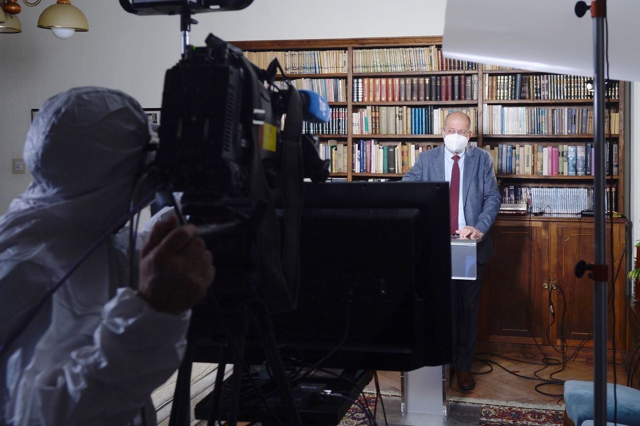 El exvicepresidente de la Junta y candidato de Ciudadanos interviene desde la casa de sus padres al estar confinado | «Les hablo desde la casa de mis padres, donde se me enseñó el valor de la honestidad». 