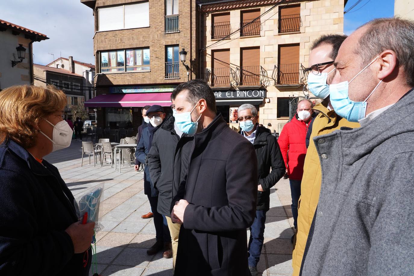 El candidato del PSOE a la Presidencia de la Junta, Luis Tudanca, visita Duruelo de la Sierra (Soria).