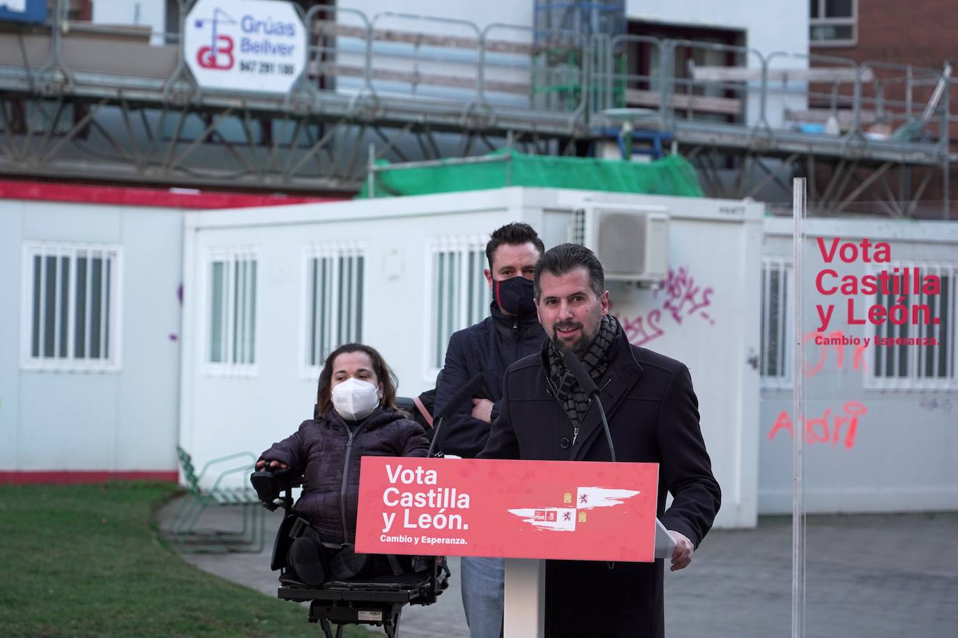 El candidato del PSOE a la Junta Luis Tudanca visita el barrio de Gamonal. En la imagen conversa con los candidatos a las Cortes por Burgos Jesús Puente y Noelia Frutos.