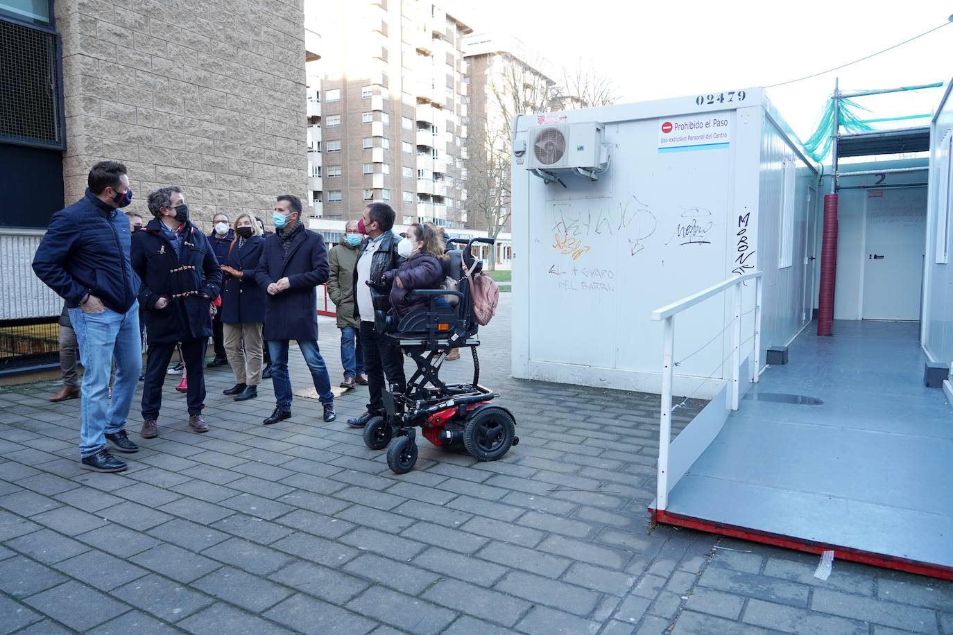 El candidato del PSOE a la Junta Luis Tudanca visita el barrio de Gamonal. En la imagen conversa con los candidatos a las Cortes por Burgos Jesús Puente y Noelia Frutos.