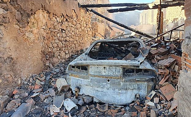 Localizado el cuerpo sin vida de un hombre bajo los escombros de una vivienda que fue devorada por el fuego en Las Bodas