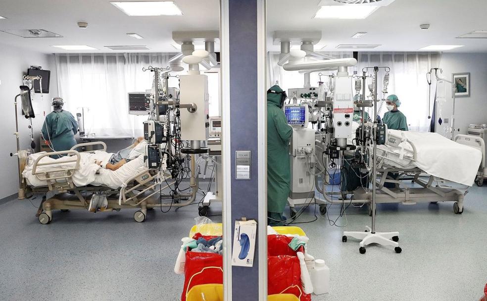 Pacientes covid en una unidad de críticos. Los ingresos siguen siendo el principal problema en una ola en la que el efecto de las vacunas ha resultado determinante. 