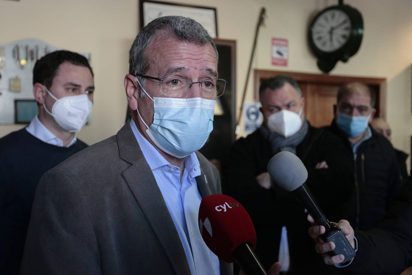 El secretario general para el Reto Demográfico Francesc Boya visita las localidades leonesas de Cistierna y Riaño. Junto a él, el secretario general del PSOE de León, Javier Alfonso Cendón; el alcalde de Cistierna, Nicanor Sen y el subdelegado del Gobierno, Faustino Sánchez.