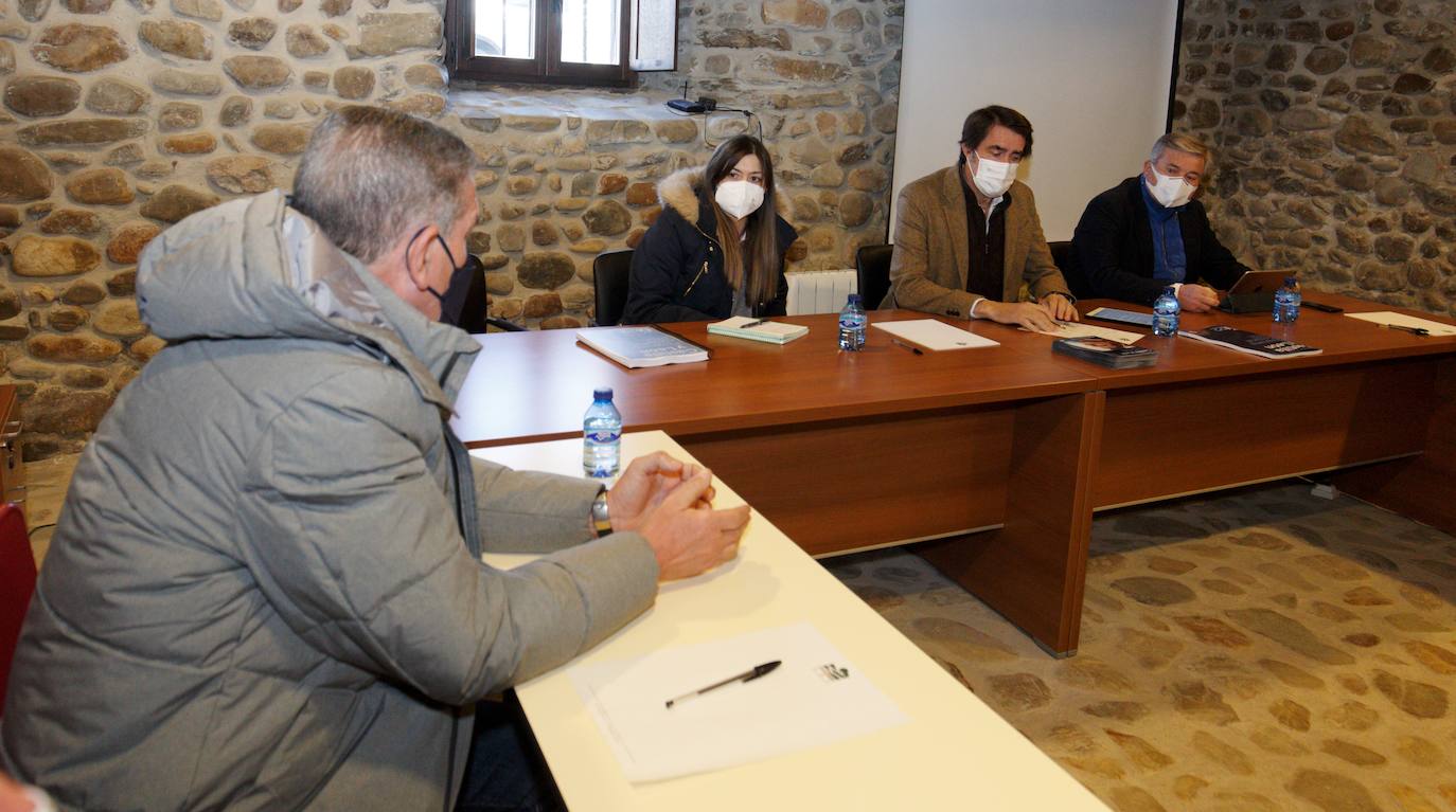 El cabeza de lista por el PP de León, Juan Carlos Suárez-Quiñones, junto a miembros de su candidatura, durante la reunión mantenida con los representantes de los Consejos Reguladores de la comarca del Bierzo en Carracedelo (León).