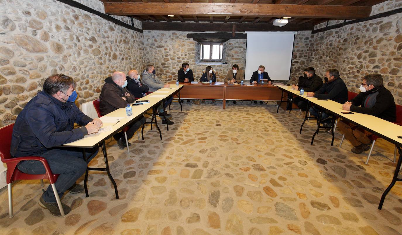 El cabeza de lista por el PP de León, Juan Carlos Suárez-Quiñones, junto a miembros de su candidatura, durante la reunión mantenida con los representantes de los Consejos Reguladores de la comarca del Bierzo en Carracedelo (León).