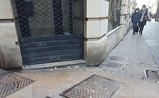 La caída de parte del recubrimiento en un comercio en la calle la Rúa obliga a intervenir a Bomberos