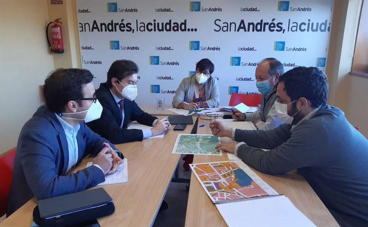 Reunión del Ayuntamiento de San Andrés con responsables de Adif para abordar la situación de la deficiente permeabilidad del tren en el municipio.