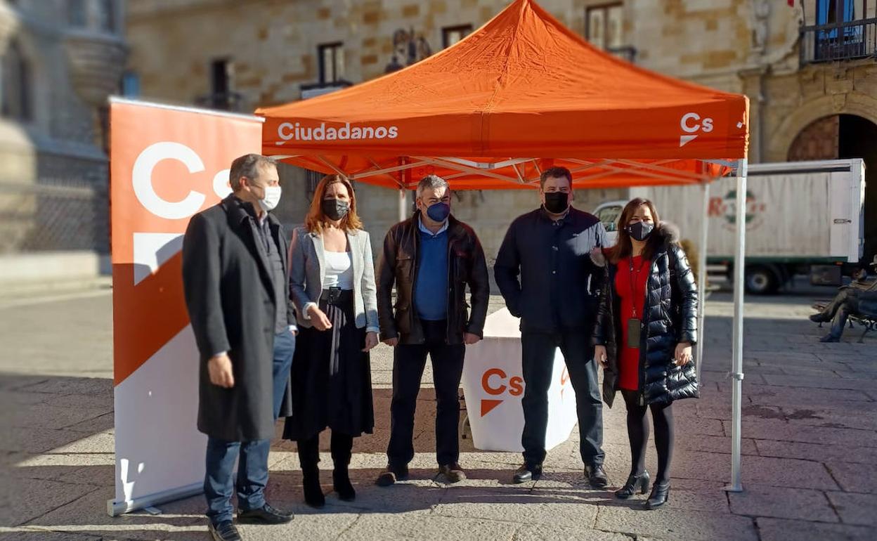 Imagen de la carpa de Ciudadanos en la plaza de Botines. 