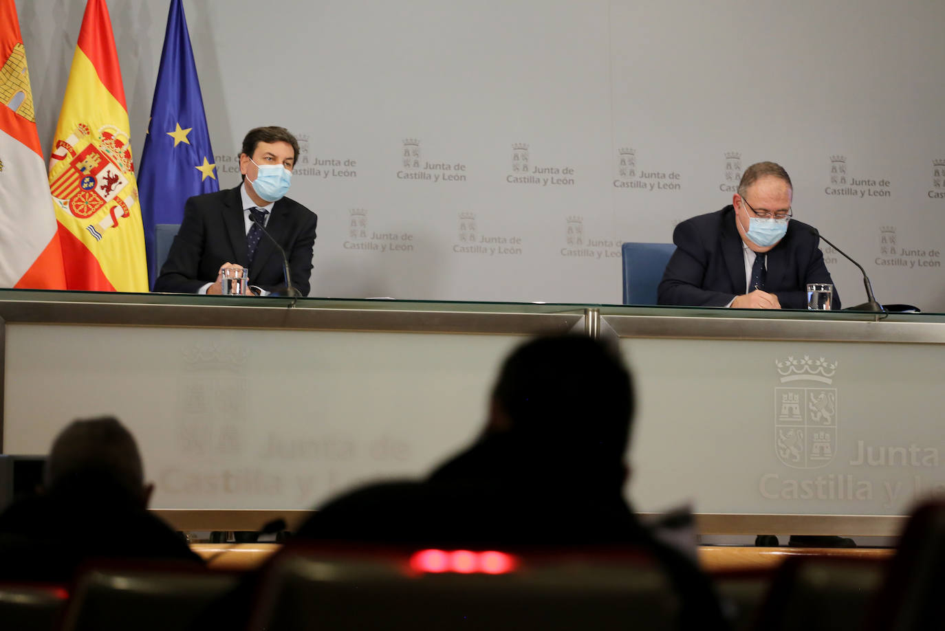 El consejero de Economía y Hacienda y portavoz, Carlos Fernández Carriedo, y el consejero de Sanidad, Alejandro Vázquez, comparecen en rueda de prensa posterior al Consejo de Gobierno. Junto a ellos, el director general de Comunicación, Julio López.