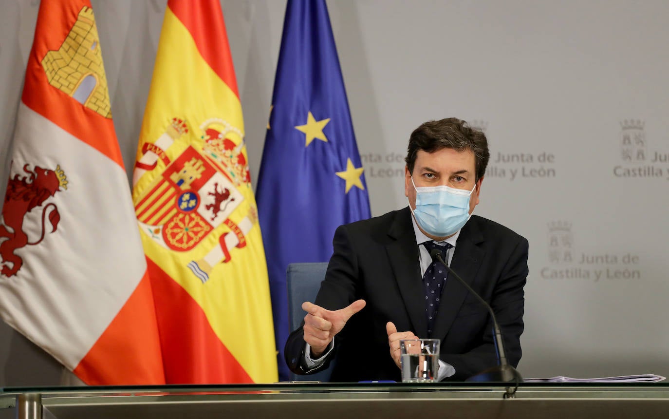 El consejero de Economía y Hacienda y portavoz, Carlos Fernández Carriedo, y el consejero de Sanidad, Alejandro Vázquez, comparecen en rueda de prensa posterior al Consejo de Gobierno. Junto a ellos, el director general de Comunicación, Julio López.