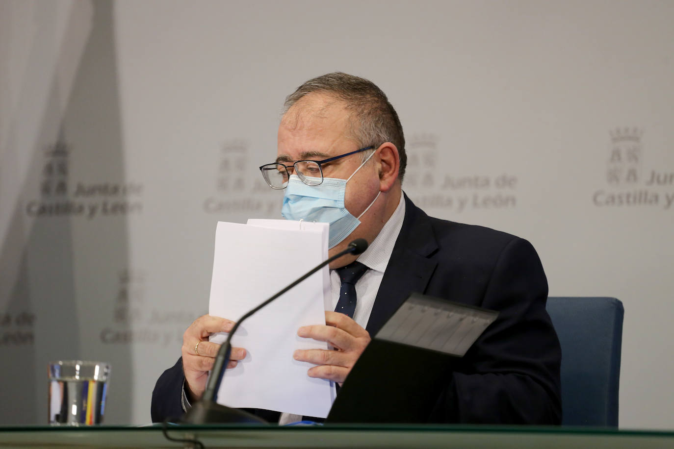 El consejero de Economía y Hacienda y portavoz, Carlos Fernández Carriedo, y el consejero de Sanidad, Alejandro Vázquez, comparecen en rueda de prensa posterior al Consejo de Gobierno. Junto a ellos, el director general de Comunicación, Julio López.