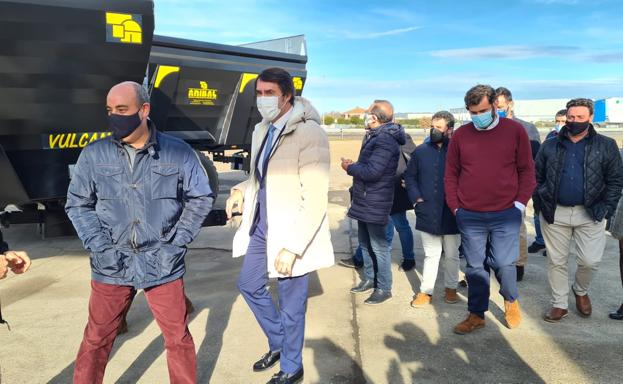 Juan Carlos Suárez-Quiñones, candidato por el PP de León a las Cortes, visita las instalaciones de Anibal Reyma en Villadangos del Páramo.