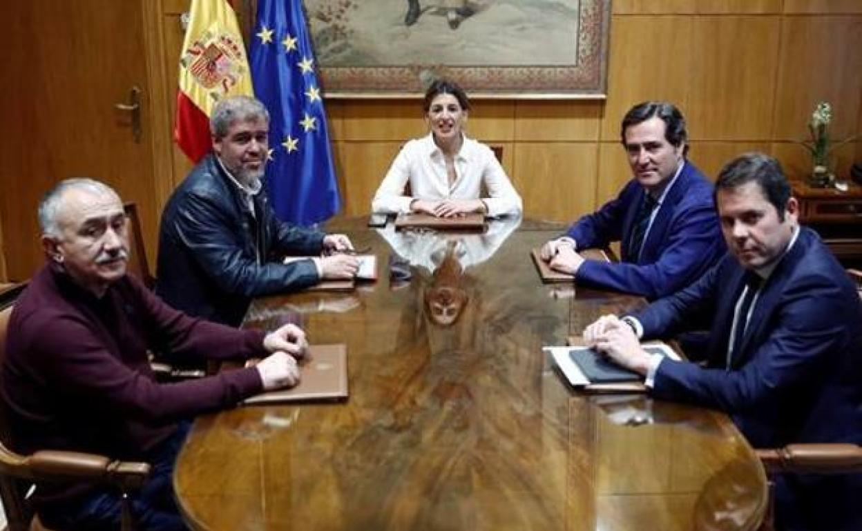 Patronal y sindicatos aprobaron la propuesta del Gobierno de España y esperan la convalidación del Congreso.