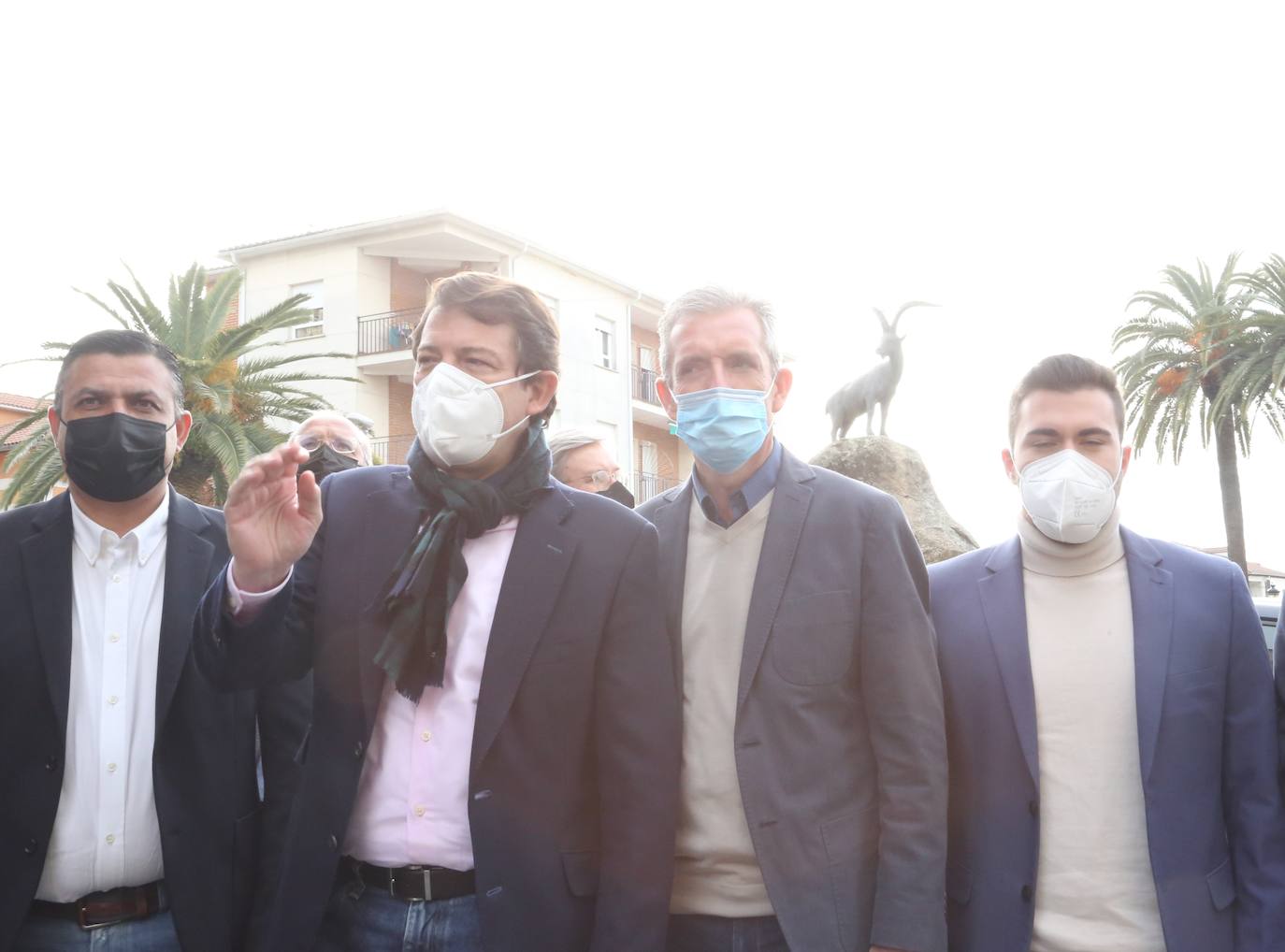 El candidato del Partido Popular a la Presidencia de la Junta, Alfonso Fernández Mañueco, visita la provincia de Ávila, donde mantiene un encuentro con simpatizantes y vecinos en la plaza del Castillo de la localidad abulense de Candeleda.