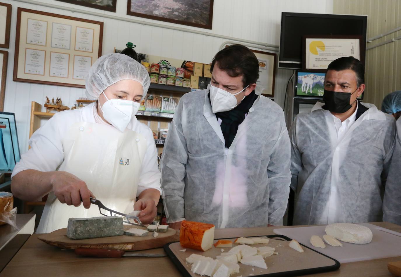 El candidato del Partido Popular a la Presidencia de la Junta, Alfonso Fernández Mañueco, visita la provincia de Ávila, donde mantiene un encuentro con simpatizantes y vecinos en la plaza del Castillo de la localidad abulense de Candeleda.