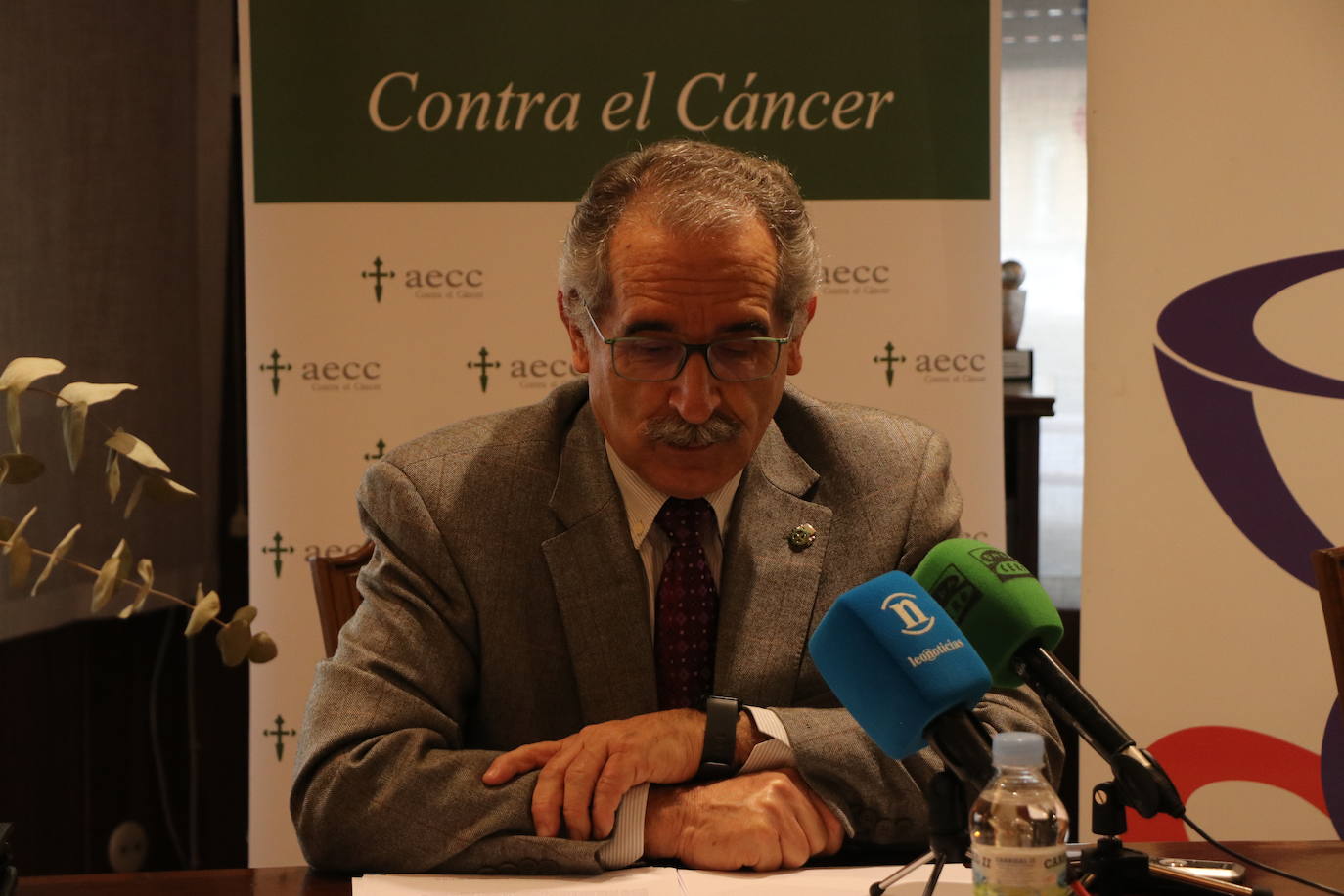 El Colegio Oficial de Farmacéuticos y la Asociación Española contra el Cáncer en León firman un convenio para que los 323 puntos farmacéuticos de la provincia informen y conciencien sobre los 12 factores del código europeo contra el cáncer.