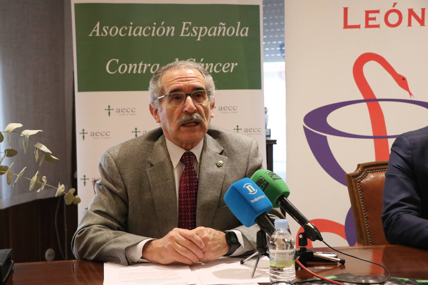 El Colegio Oficial de Farmacéuticos y la Asociación Española contra el Cáncer en León firman un convenio para que los 323 puntos farmacéuticos de la provincia informen y conciencien sobre los 12 factores del código europeo contra el cáncer.