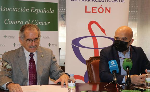 El presidente de los farmacéuticos en León, Javier Herradón, y de AECC León, Estanislao de Luis, durante la rueda de prensa. 