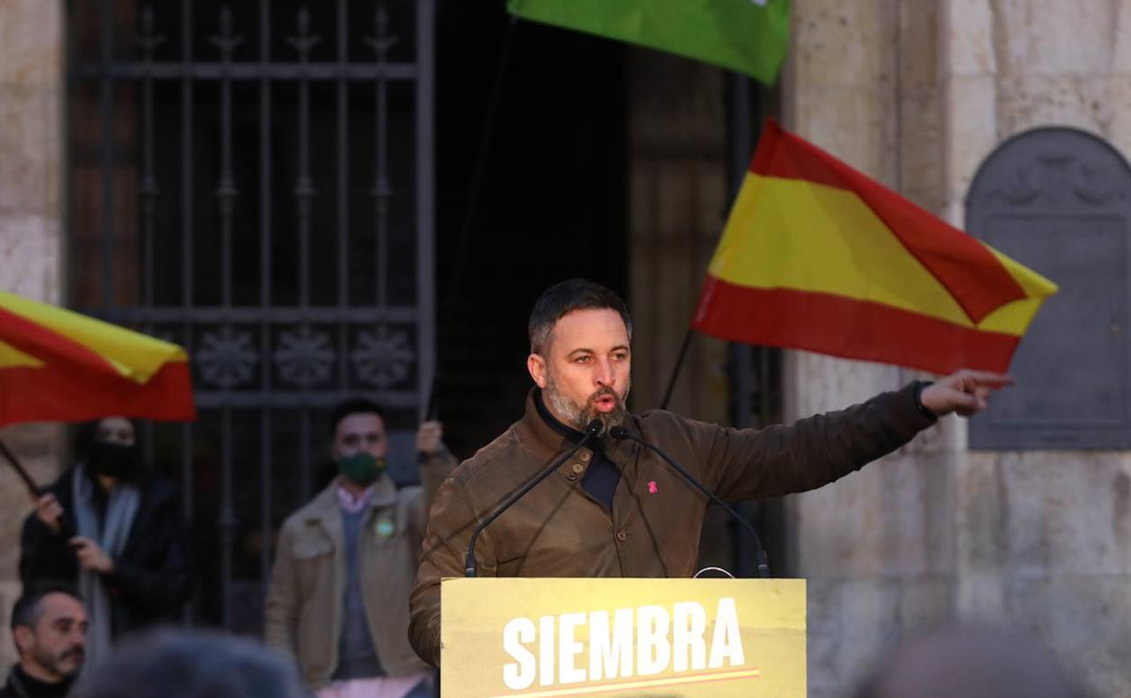 El presidente nacional de Vox, Santiago Abascal; el candidato a la Presidencia de la Junta de Castilla y León, Juan García-Gallardo; y el cabeza de lista por Palencia, David Hierro, participan en un acto electoral en la plaza Mayor de Palencia 