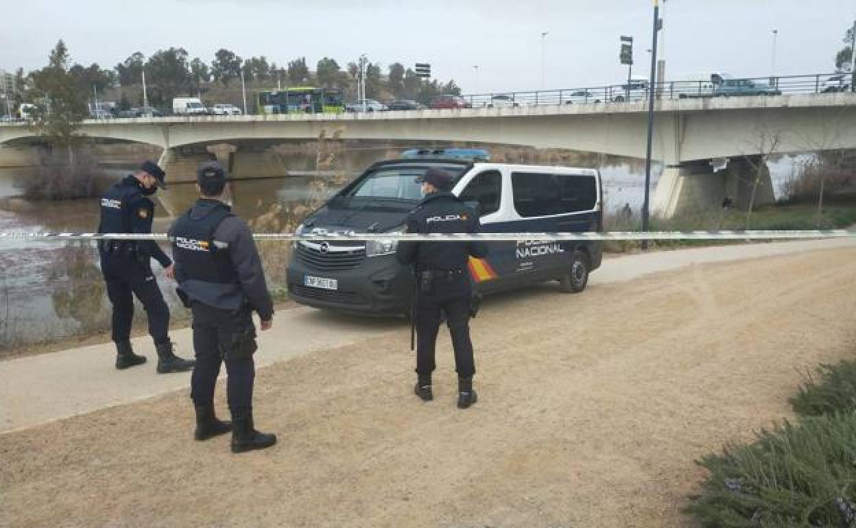 Policía Nacional, cerca del punto del río donde se halló el cadáver.