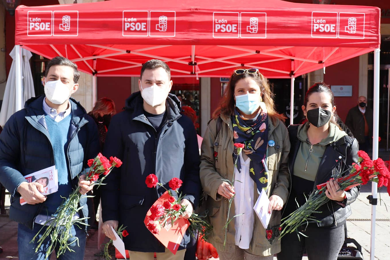 Fotos: El PSOE hace campaña en la Plaza Mayor de León