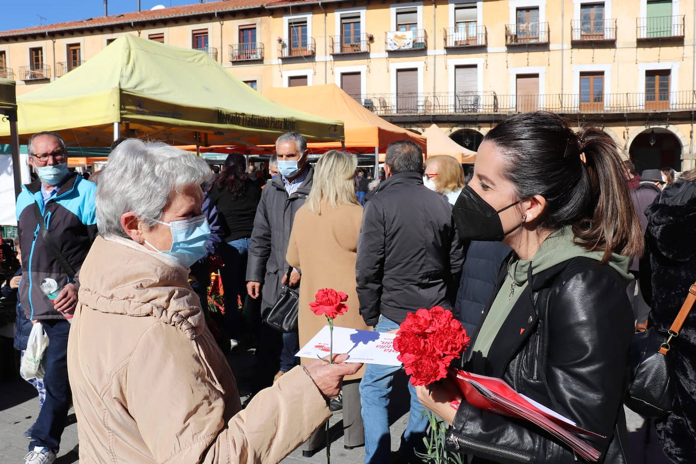 Fotos: El PSOE hace campaña en la Plaza Mayor de León