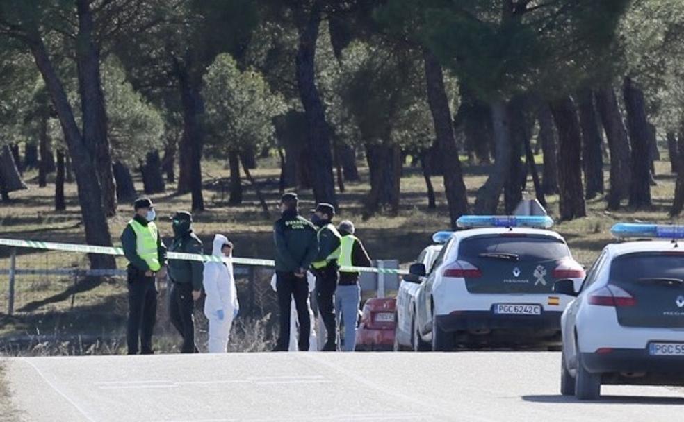 La Guardia Civil realiza la investigación en la zona donde apareció el cadaver.