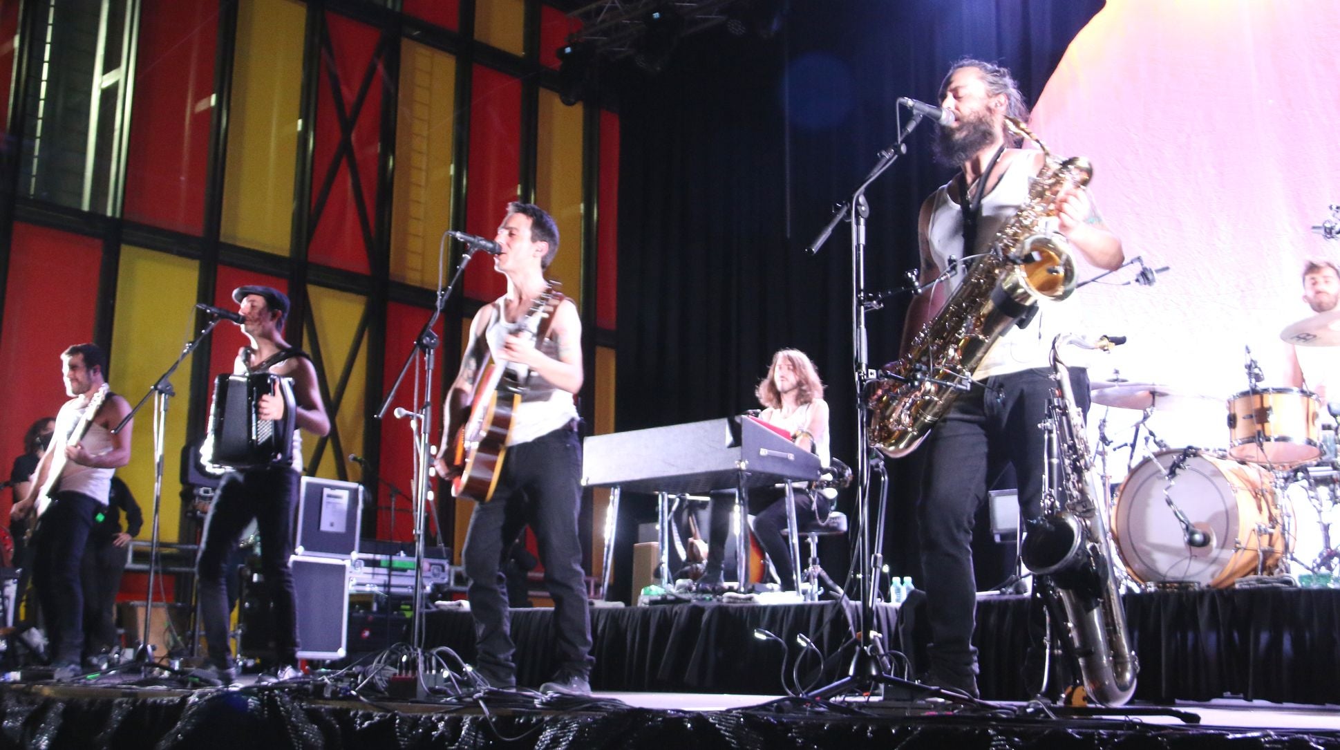 La Maravillosa Orquesta del Alcohol ofreció un concierto para cerca de 2.000 personas en el Palacio de Exposiones de la capital leonesa.