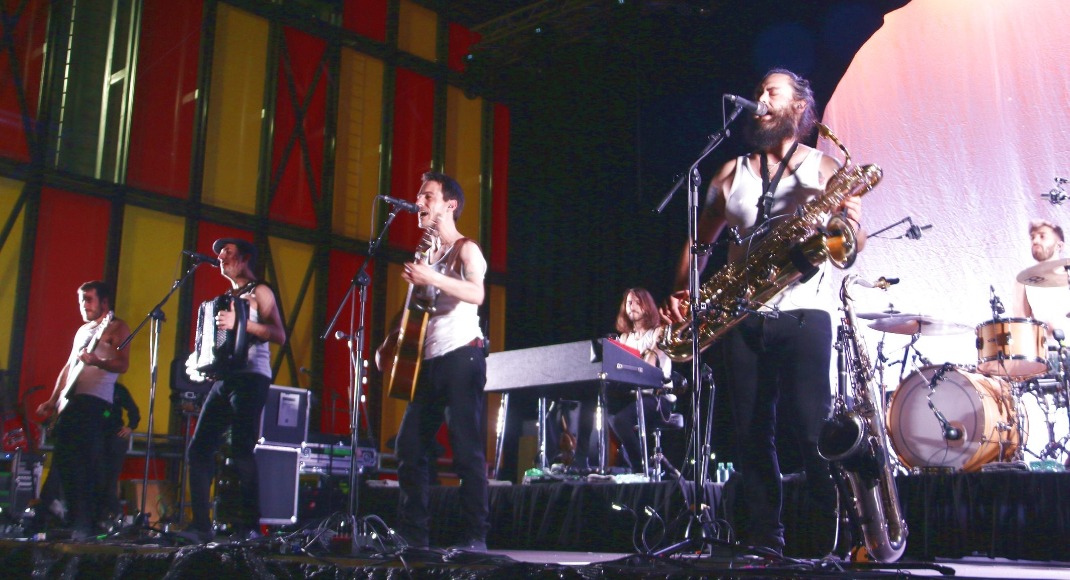 La Maravillosa Orquesta del Alcohol ofreció un concierto para cerca de 2.000 personas en el Palacio de Exposiones de la capital leonesa.