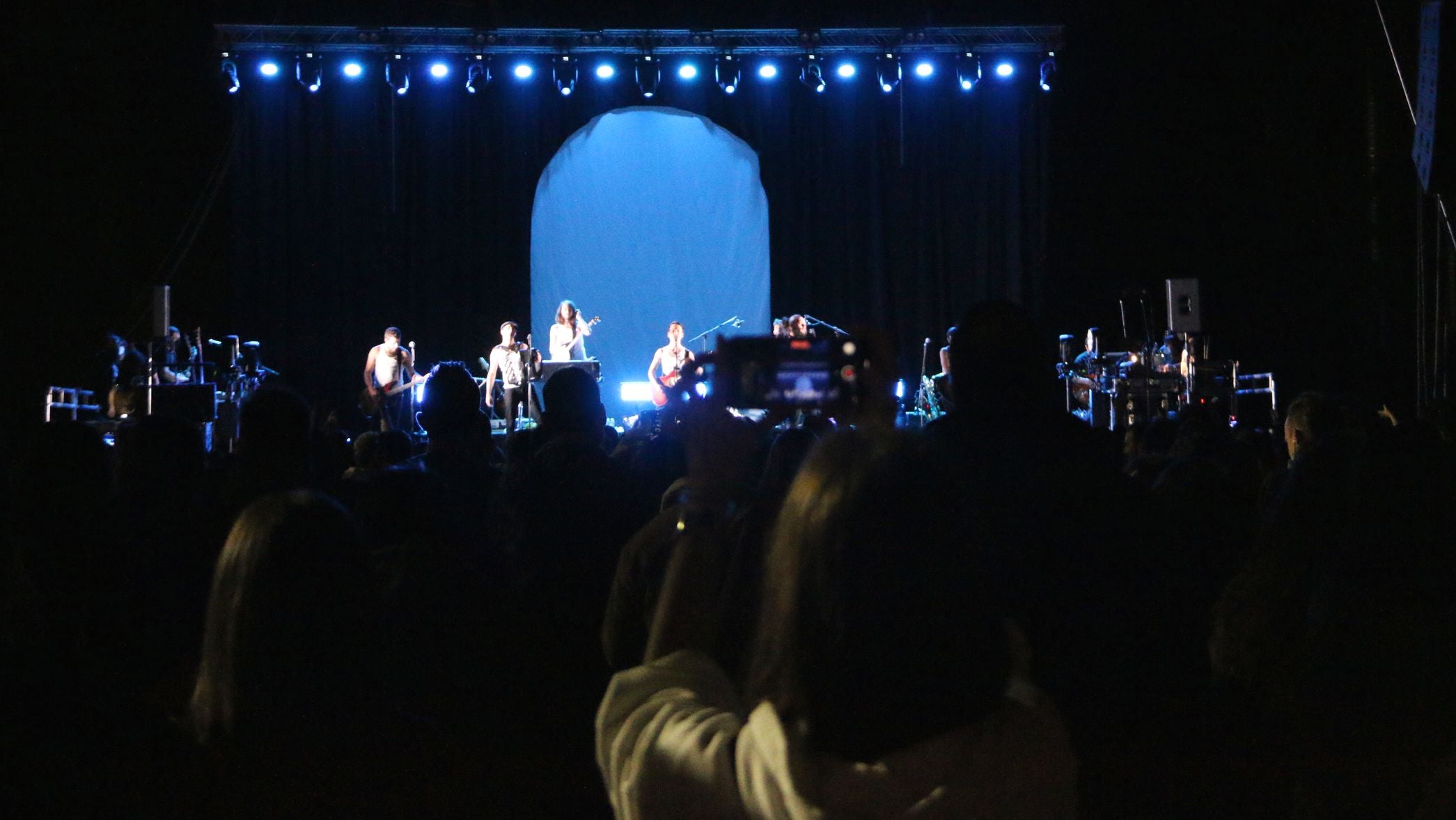 La Maravillosa Orquesta del Alcohol ofreció un concierto para cerca de 2.000 personas en el Palacio de Exposiones de la capital leonesa.