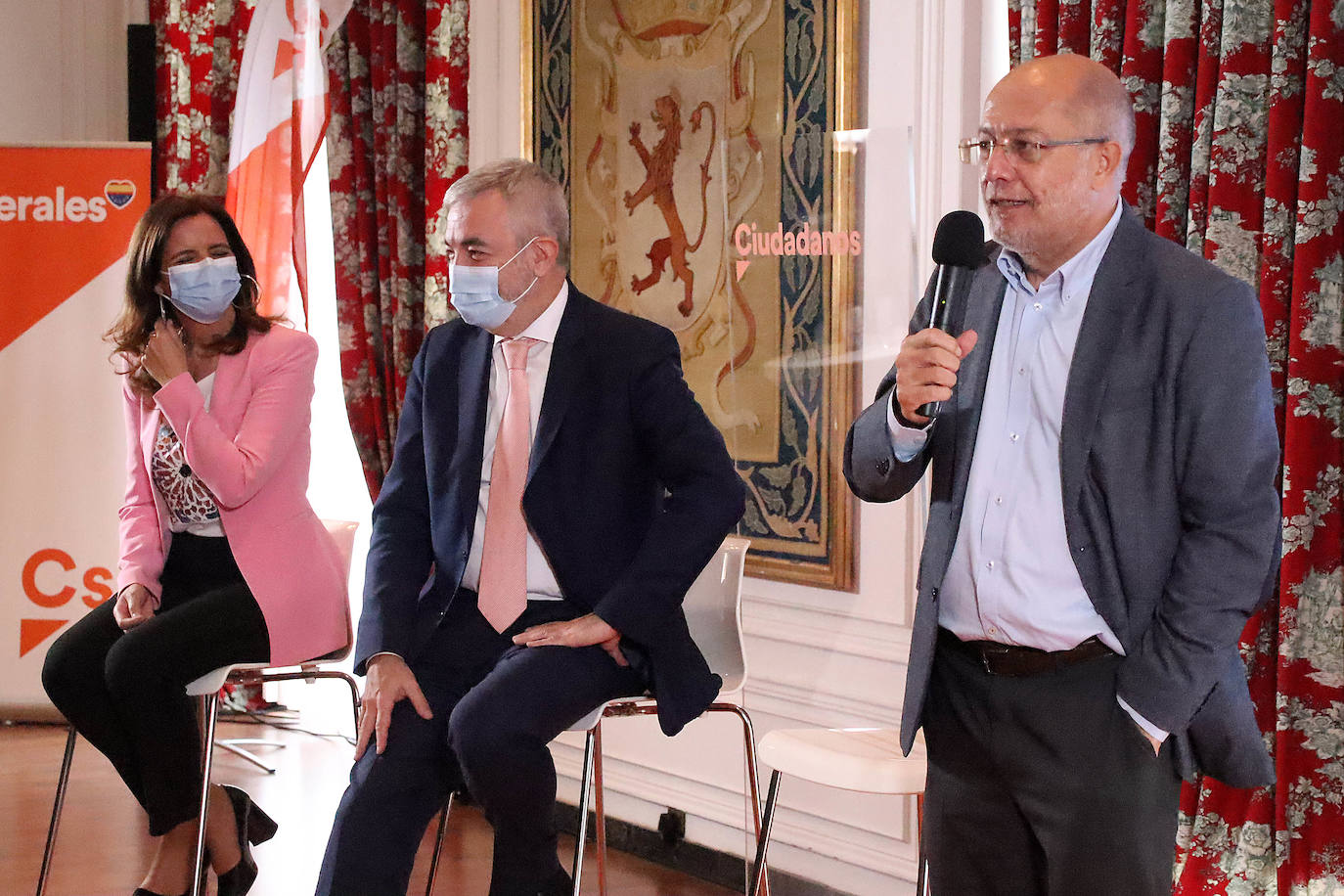 El candidato de Ciudadanos a la Junta de Castilla y León, Francisco Igea, junto al eurodiputado de Ciudadanos Luis Garicano y la candidata de la formación naranja por León a las Cortes, Ana Carlota Amigo.