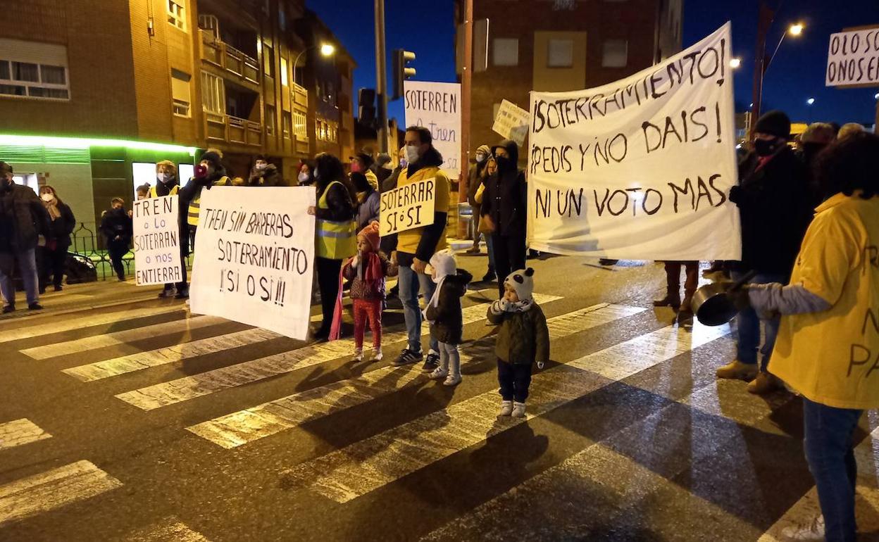 Los vecinos piden el soterramiento en una imagen de archivo de una manifestación. 