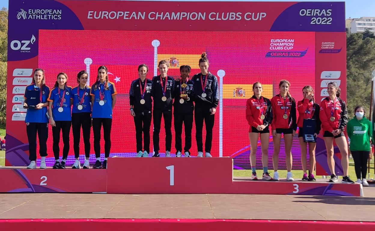 Podio femenino, con Blanca Fernández en el primer cajón y Marta García en el tercero.