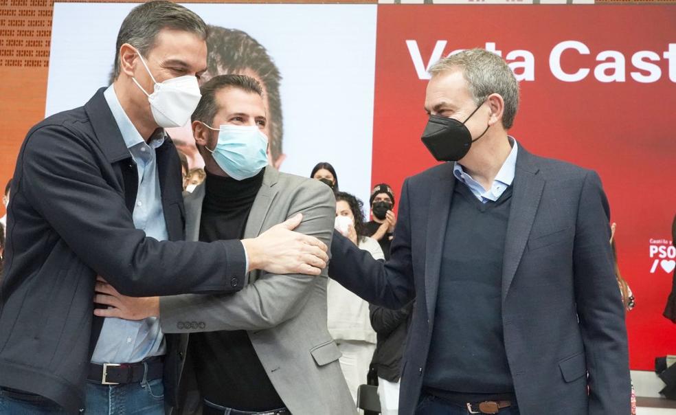 Luis Tudanca se abraza al presidente del Gobierno, Pedro Sánchez, bajo la mirada del expresidente José Luis Rodríguez Zapatero en el pabellón de La Torre de León este domingo. 