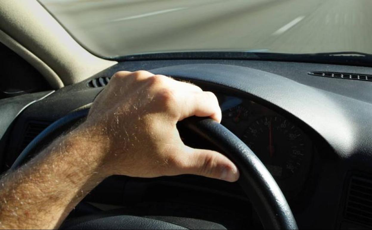 Alquilan una furgoneta que luego venden y ni pagan a la empresa ni entregan el vehículo al comprador