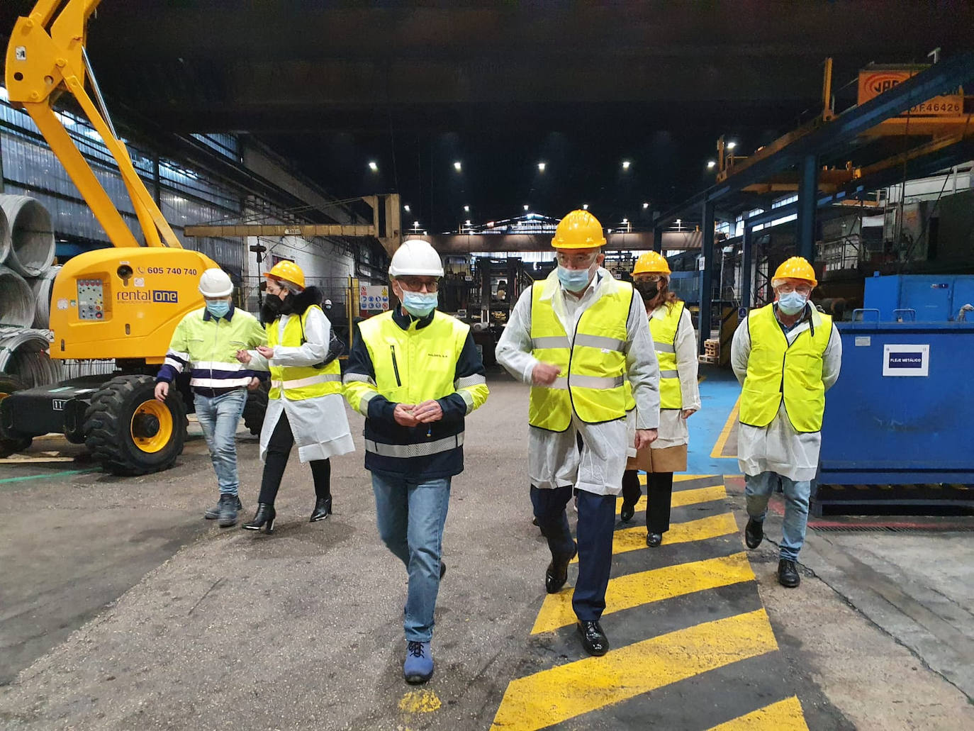 La candidata liberal por León a las Cortes visita Aceros Roldán junto a Luis Garicano para explicar las propuestas económicas 