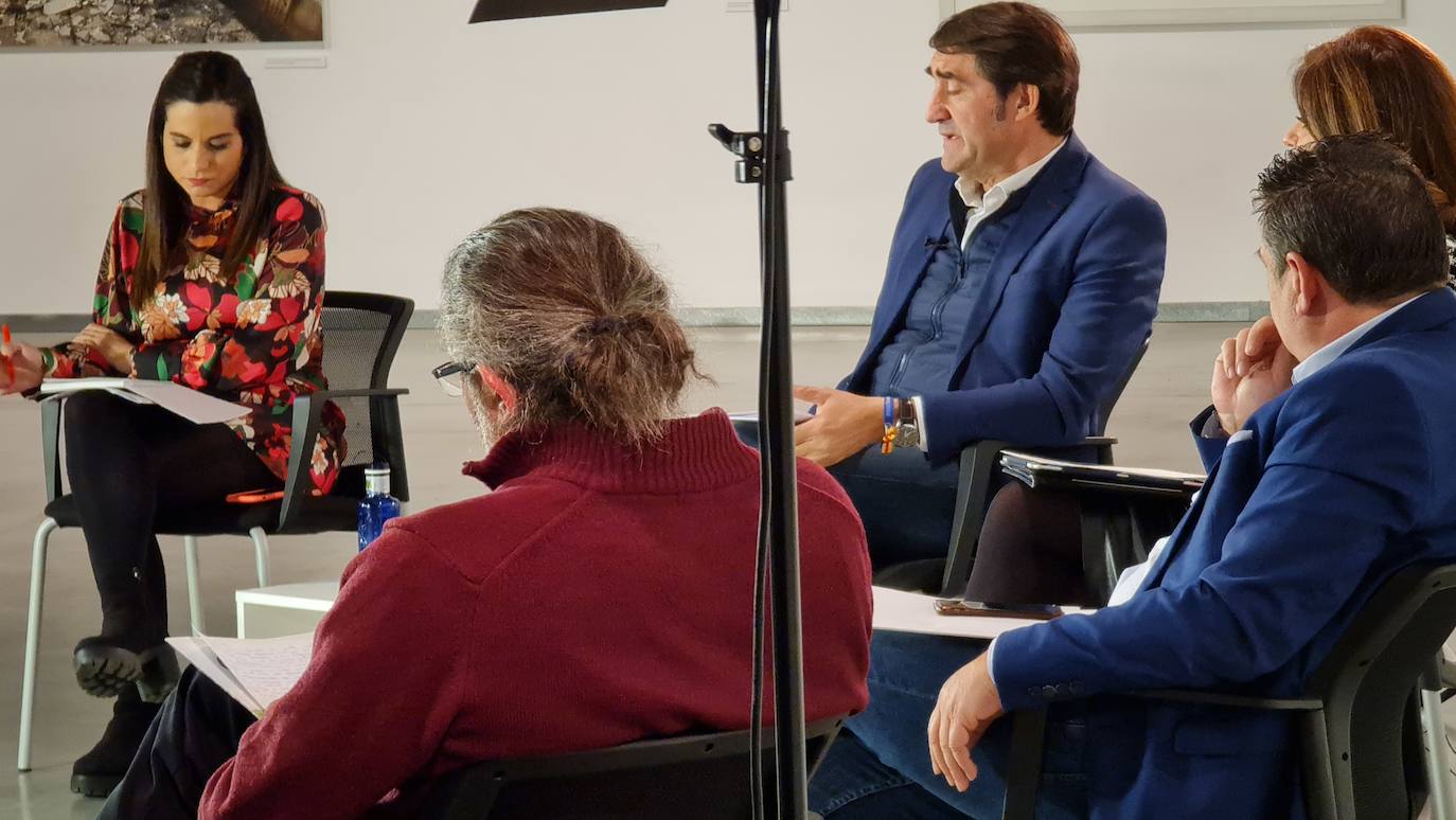 Los candidatos a las Cortes de Castilla y León por la provincia leonesa posan antes del inicio del debate de leonoticias. 