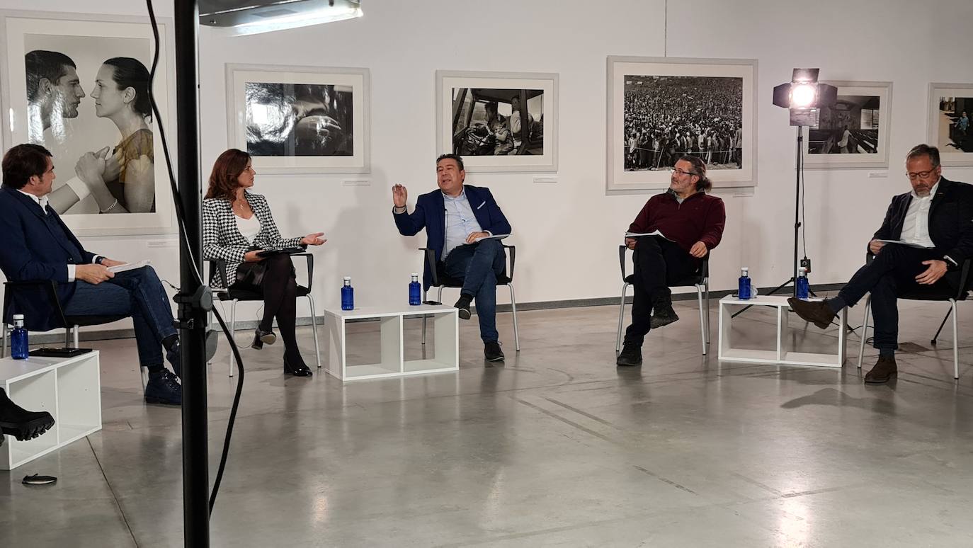 Los candidatos a las Cortes de Castilla y León por la provincia leonesa posan antes del inicio del debate de leonoticias. 