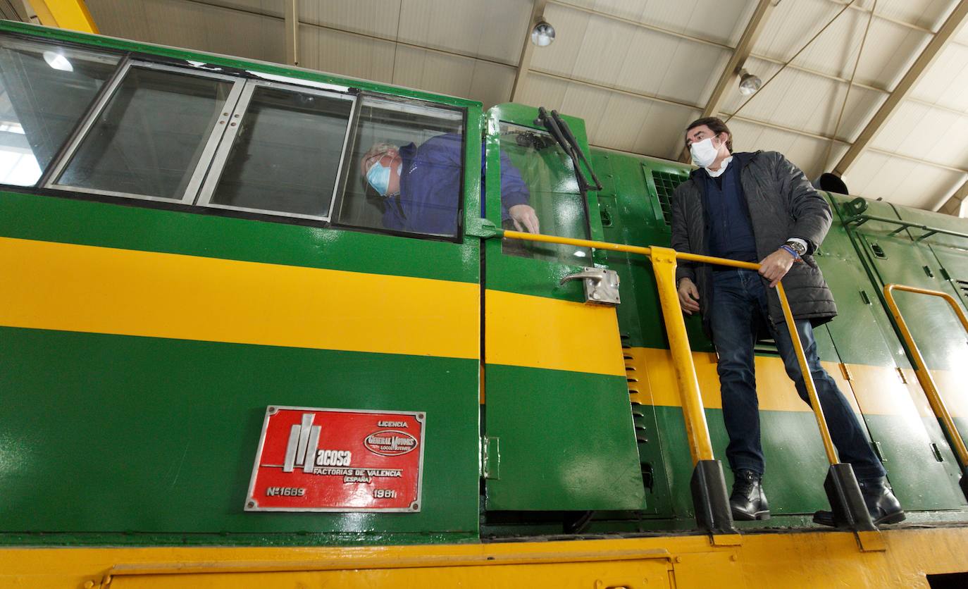 El cabeza de lista del PP por León, Juan Carlos Suárez-Quiñones (C), junto a los miembros de su candidatura, durante la visita a los talleres ferroviarios de Ponfeblino en Villablino.