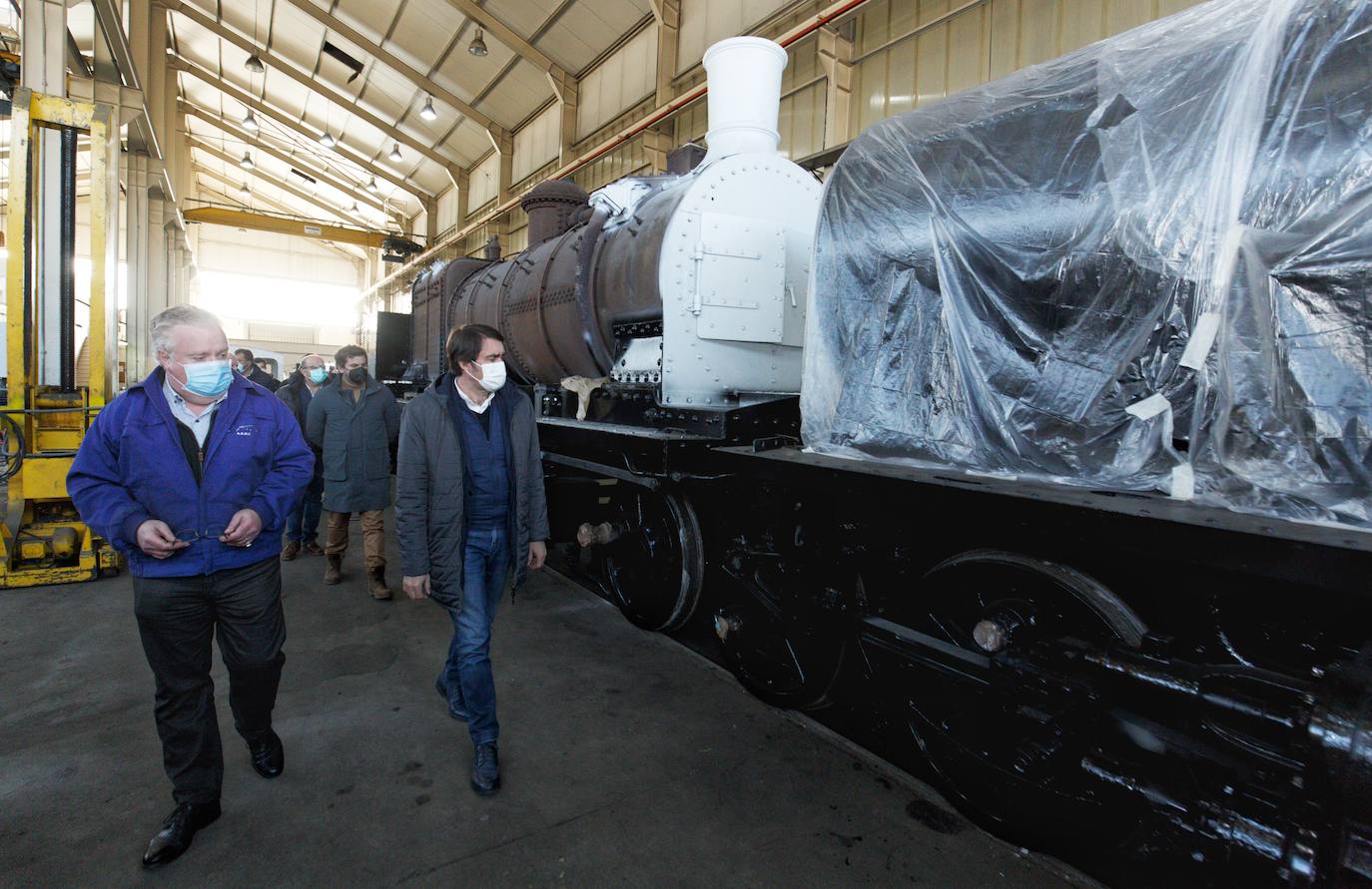 El cabeza de lista del PP por León, Juan Carlos Suárez-Quiñones (C), junto a los miembros de su candidatura, durante la visita a los talleres ferroviarios de Ponfeblino en Villablino.