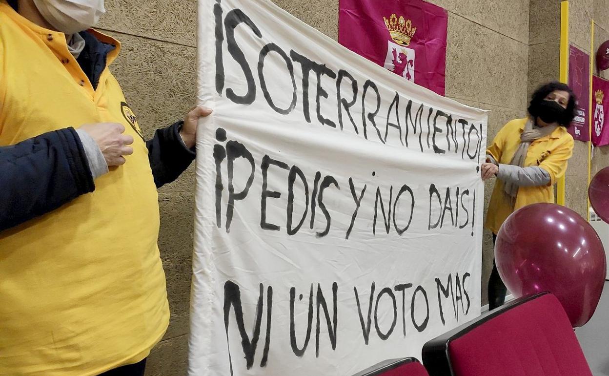 La plataforma vecinal que urge al soterramiento durante uno de sus actos reivindicativos. 