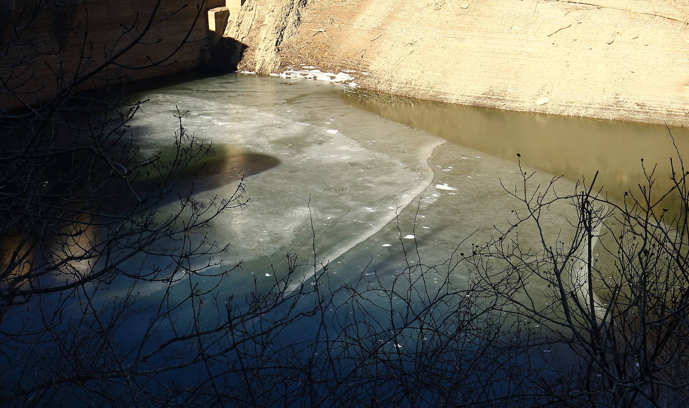 ascadas de hielo junto a la carretera CL-631 entre Ponferrada y Villablino (León), debido a las bajas temperaturas.